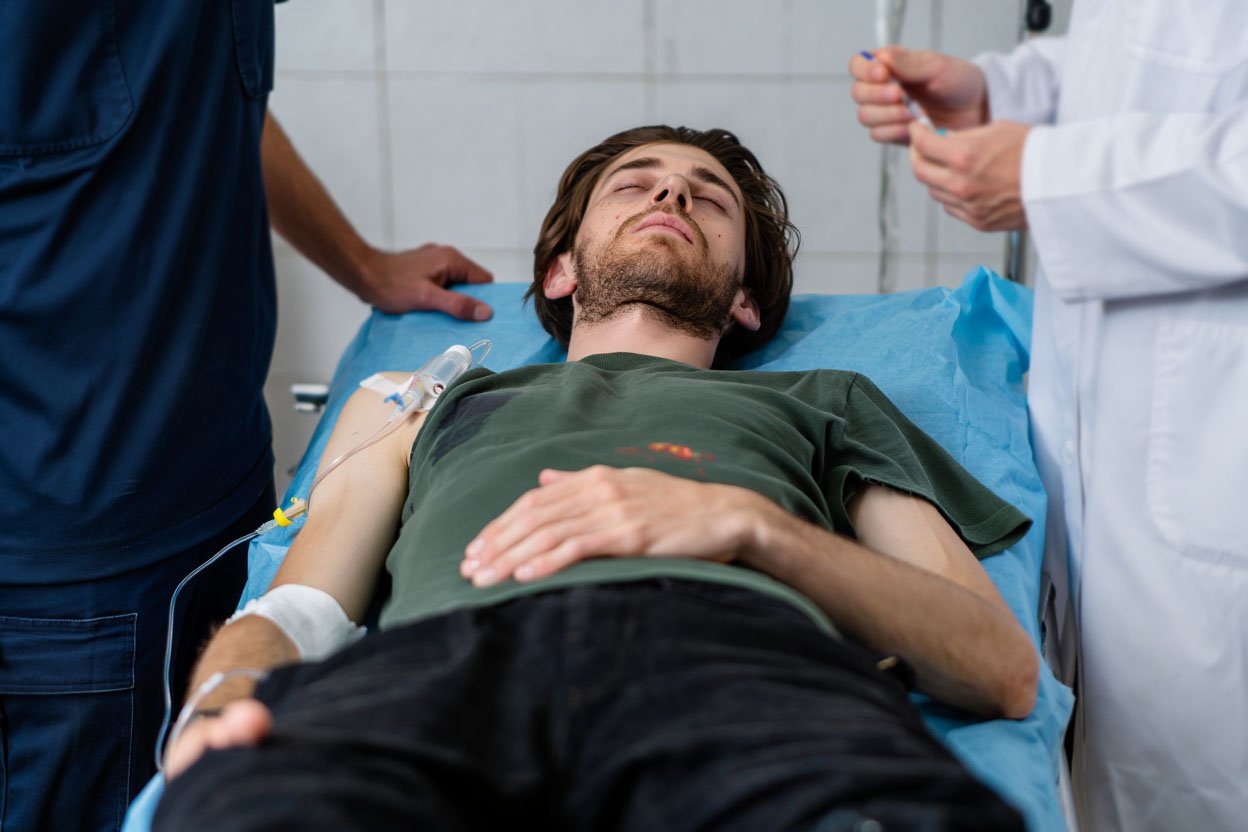 Парню без сознания оказывают помощь
