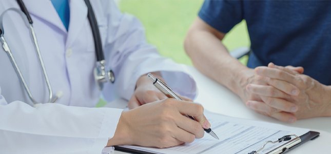 Врач и пациент подписывают договор