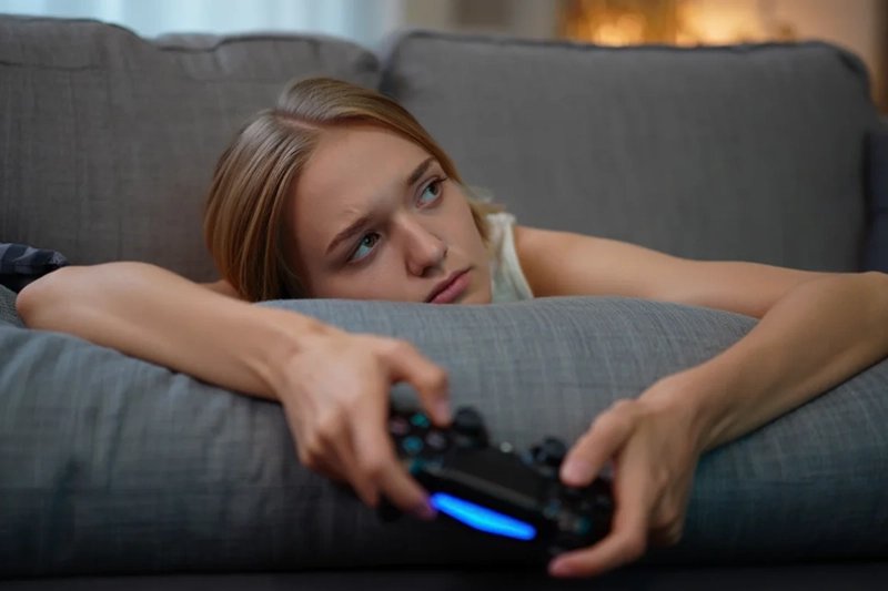 Уставшая девушка играет в игру